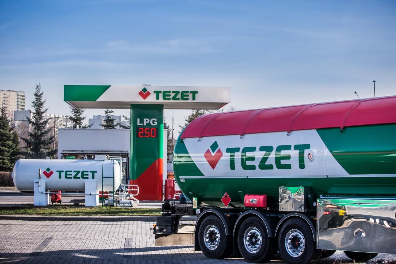 Ciężarówka Tezet stojąca na stacji paliw Tezet