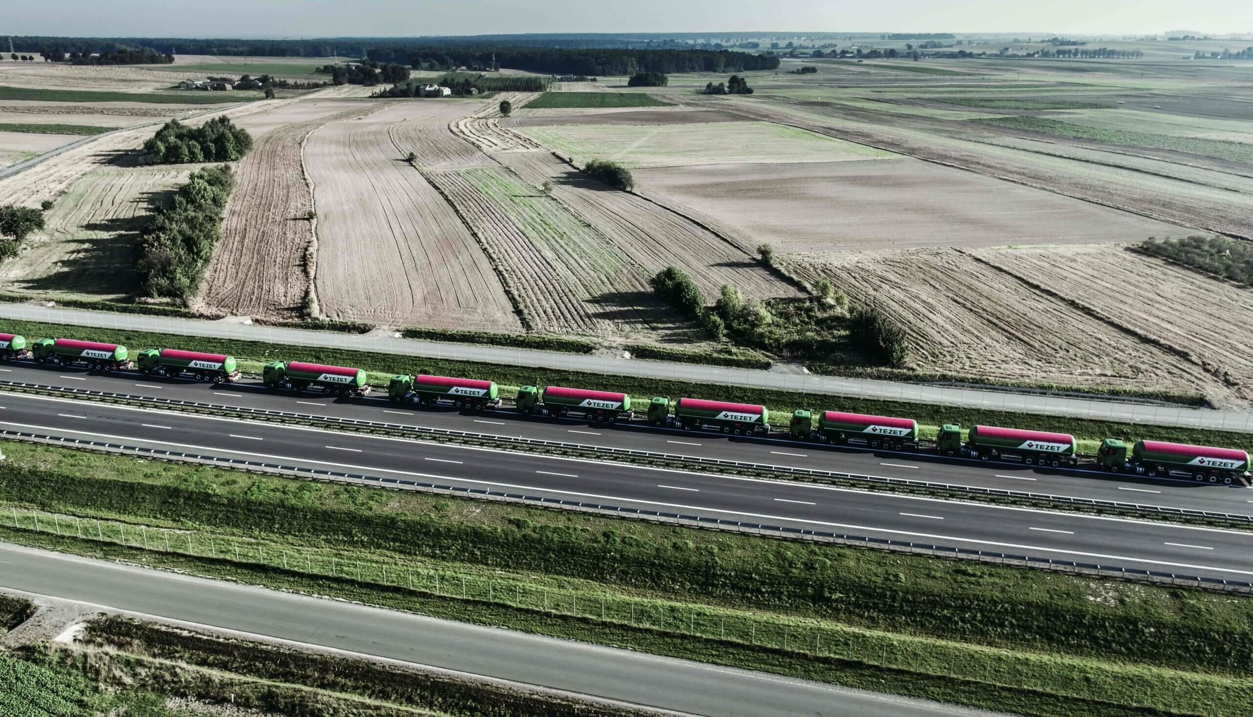 Ciężarówki Tezet jadące autostradą widziane z lotu ptaka